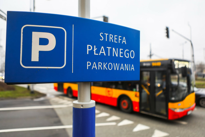 Warszawska strefa płatnego parkowania obejmuje już tak duży obszar, że jej jedynym sensem istnienia jest zwiększanie dochodów miasta, a nie rotowanie samochodów /Adam Burakowski /Reporter