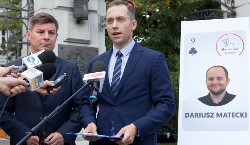 "Warszawski poker Kaczyńskiego"- projekt sztabu wyborczego Rafała Trzaskowskiego; na zdjęciu Jan Grabiec i Cezary Tomczyk prezentują kartę z Cezarym Małeckim /Tomasz Jarzębowski /Reporter