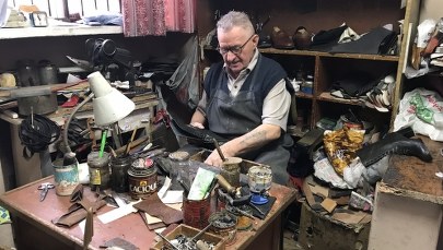 ​Warszawski szewc walczy z podwyżką czynszu. "Być może będę musiał zamknąć zakład"