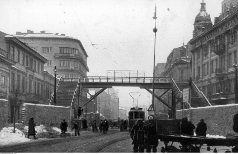 Warszawskie getto w czasie niemieckiej okupacji. Most nad ulicą Chłodną łączący dwie części getta /Z archiwum Narodowego Archiwum Cyfrowego