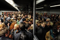 Warszawskie metro w remoncie - tłumy pasażerów na stacjach i przystankach 