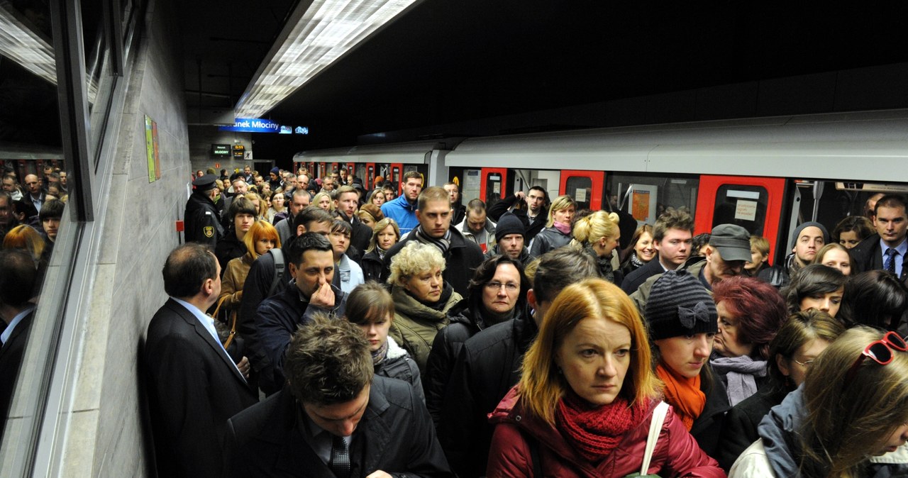 Warszawskie metro w remoncie - tłumy pasażerów na stacjach i przystankach 