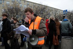 Warszawskie metro w remoncie - tłumy pasażerów na stacjach i przystankach 