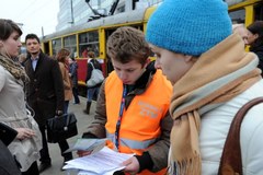 Warszawskie metro w remoncie - tłumy pasażerów na stacjach i przystankach 