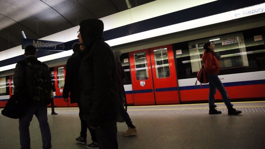 Mężczyzna wpadł pod pociąg metra w Warszawie
