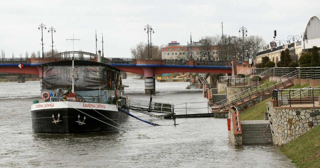 Warta podczas wezbrania w Gorzowie Wielkopolskim często zalewa dolny bulwar /Marek Ciak /East News