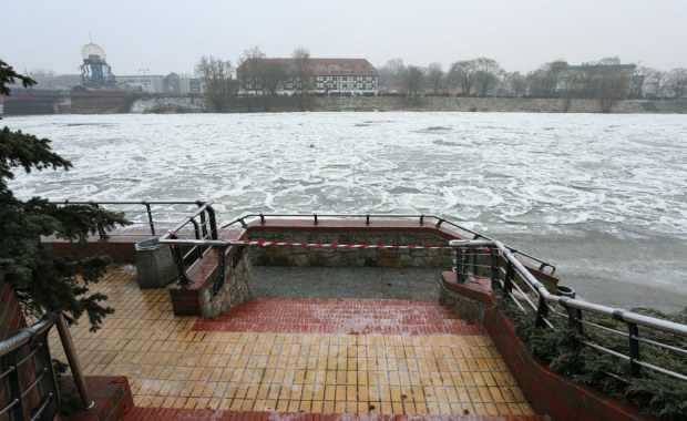 Warta w Gorzowie pokryła się lodem. Nie wchodź na bulwary!