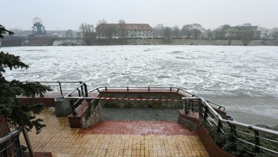 Warta w Gorzowie pokryła się lodem. Nie wchodź na bulwary!