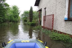Warta zalewa miejscowości koło Częstochowy