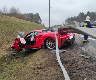 Warte 1,3 mln zł Ferrari 488 Pista rozbite pod Piłą. Kierowca cały!