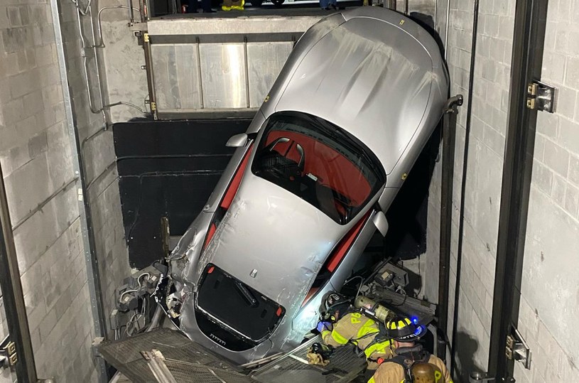 Warte 250 tys. dolarów Ferrari Roma w szybie windy / Fot. Palm Beach County Fire Rescue @Facebook /