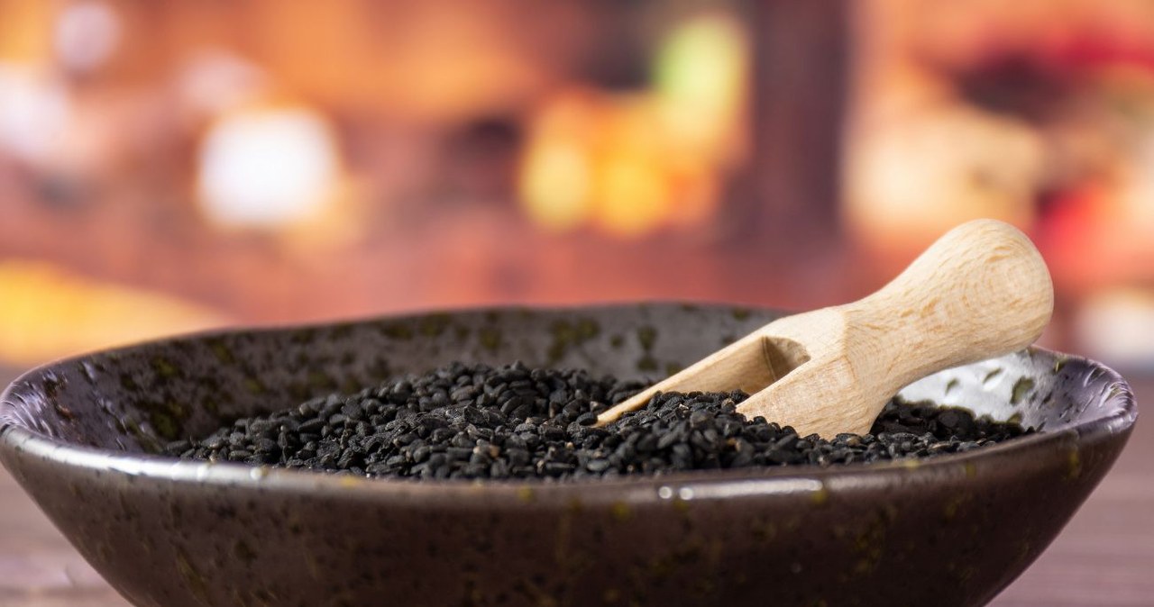 Warto docenić czarne ziarna za niebanalny smak oraz właściwości zdrowotne. /Kateryna Bibro /Canva Pro