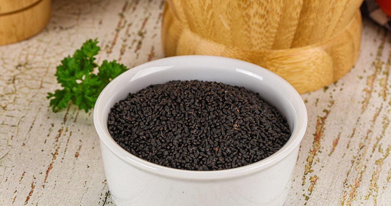 Warto docenić czarne ziarna za niebanalny smak oraz właściwości zdrowotne. /andreyst /123RF/PICSEL