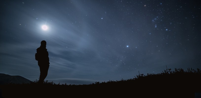 Warto dzisiaj w nocy spojrzeć w niebo /123RF/PICSEL