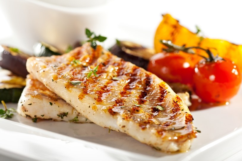 Warto jeść je trzy razy w tygodniu. Ryby zawierają cenne kwasy omega-3 /123RF/PICSEL