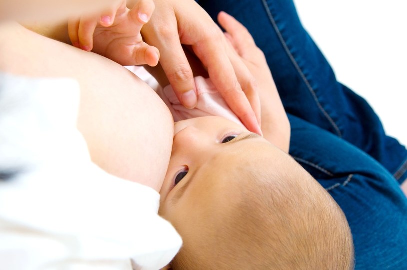 Warto karmić dziecko w nocy przez pierwszy rok jego życia, ponieważ mleko zawiera dużo kwasów tłuszczowych /123RF/PICSEL