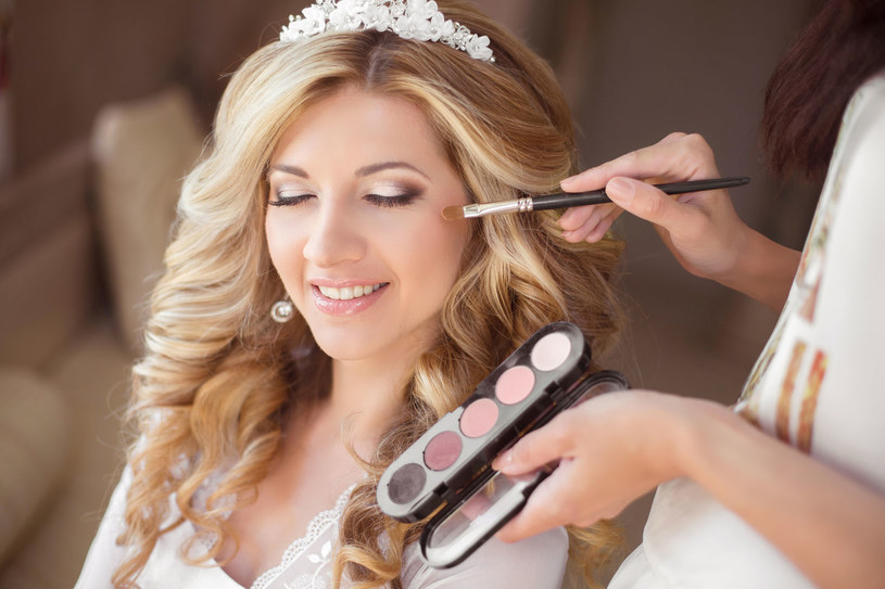 Warto mieć przy sobie kosmetyki, by poprawić makijaż panny młodej /©123RF/PICSEL
