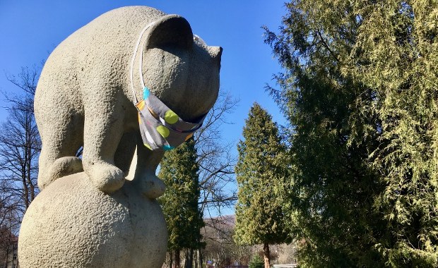 Warto nosić maseczki. W Wiśle mają je nawet kamienne niedźwiadki