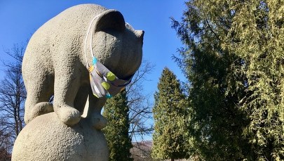 Warto nosić maseczki. W Wiśle mają je nawet kamienne niedźwiadki