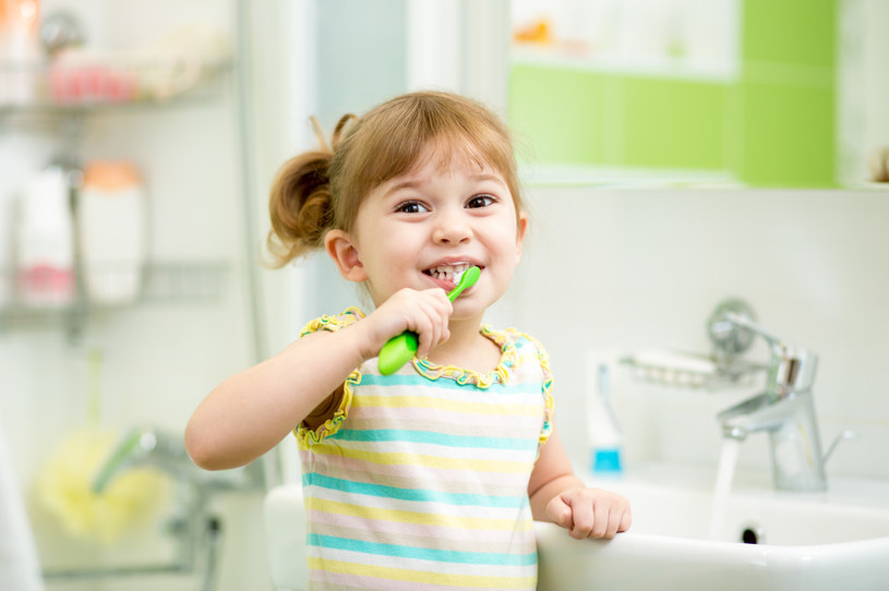 Warto oswoić dziecko z myciem zębów już od najmłodszych lat, by w przyszłości było to naturalną czynnością /123RF/PICSEL