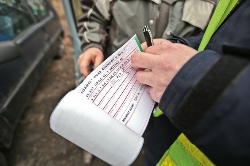 Warto pamiętać, że od przeszło roku obowiązuje zaostrzony taryfikator, a więc jazda ze zbyt dużą prędkością może skończyć się bardzo bolesnym mandatem. /PIOTR JEDZURA/REPORTER /East News