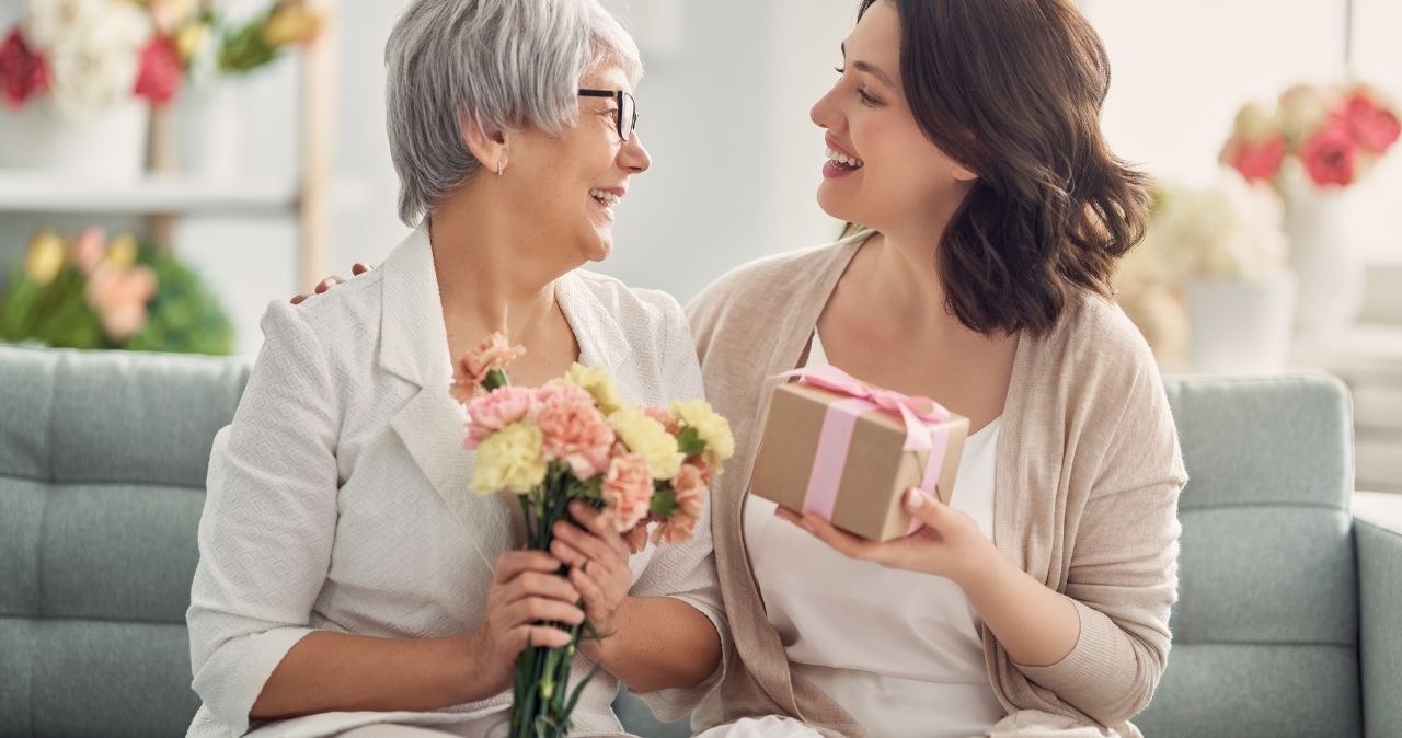 Warto poszukać wyjątkowego prezentu na Dzień Matki. /adobestock /INTERIA.PL