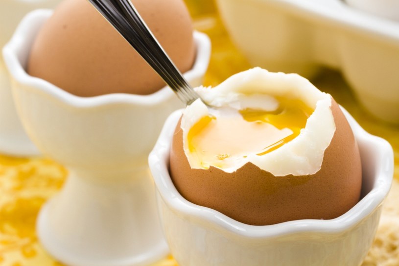 Warto skracać czas gotowania jajek /123RF/PICSEL