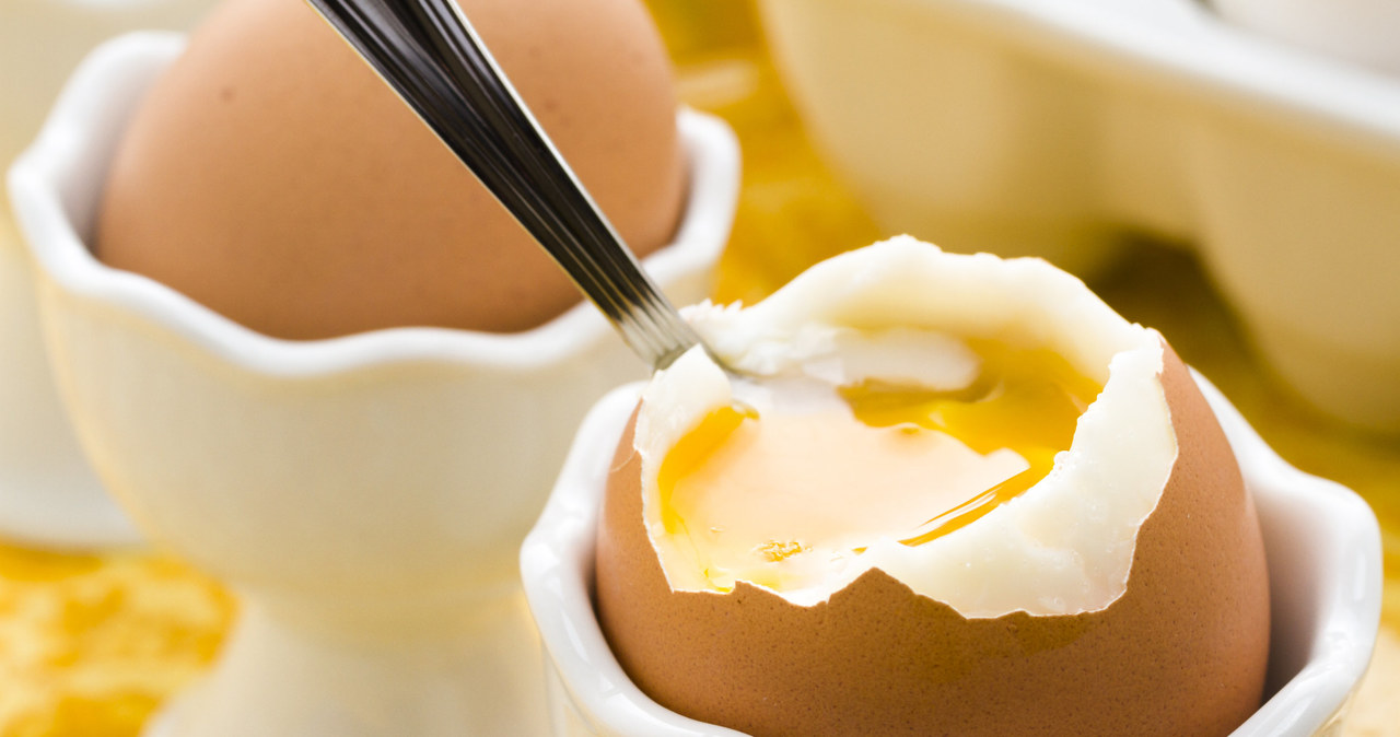 Warto skracać czas gotowania jajek /123RF/PICSEL