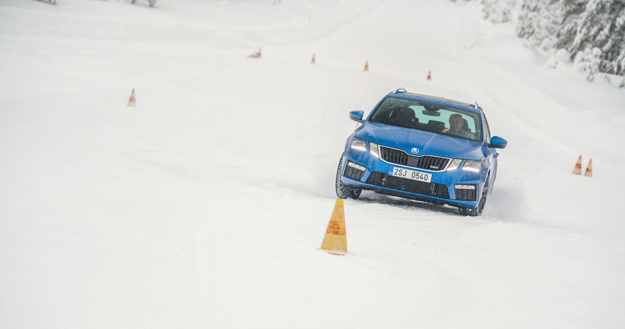 Warto sprawdzić swoje umiejętności jazdy na śniegu, by zobaczyć, jak auto zachowuje się na drodze w zimowych warunkach. /Skoda /INTERIA.PL/materiały prasowe