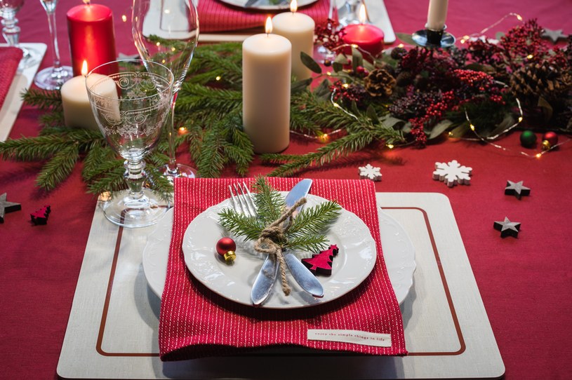Warto udekorować stół na Boże Narodzenie iglastymi gałązkami /123RF/PICSEL