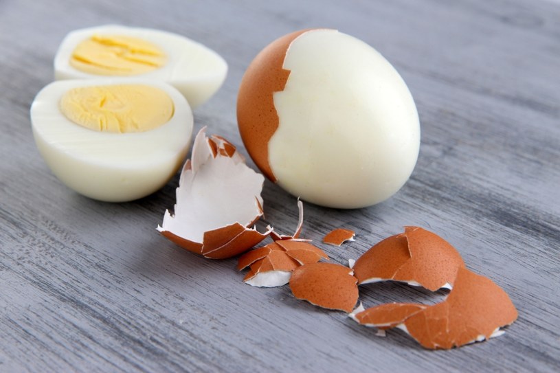 Warto w większym stopniu korzystać z białek jaj, a całe jajka jeść z umiarem /123RF/PICSEL