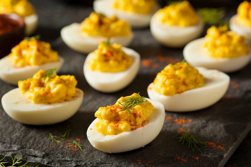 Warto w większym stopniu korzystać z białek jaj, a całe jajka jeść z umiarem /123RF/PICSEL