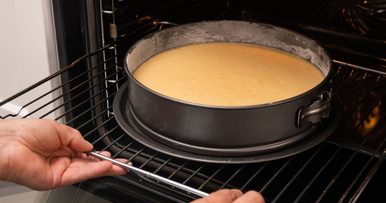 Warto wiedzieć, w jakiej temperaturze piec sernik, żeby nie popękał /joseantona /Canva Pro