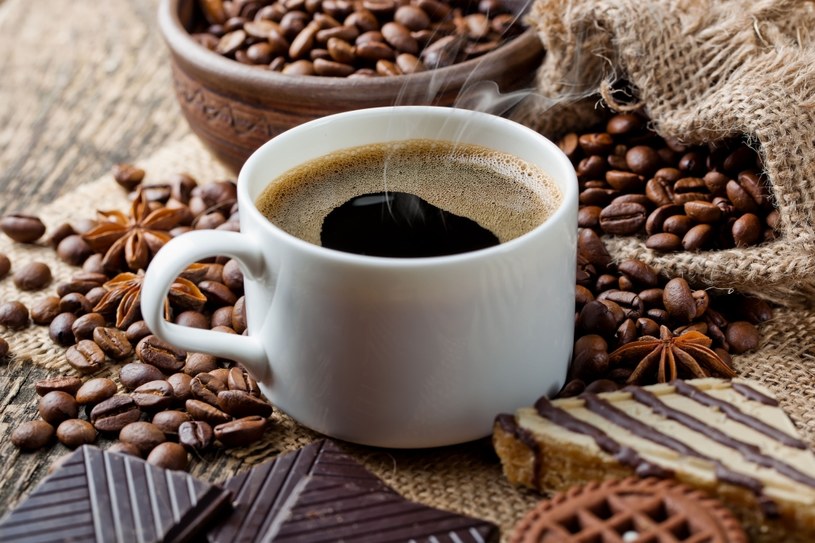 Warto wiedzieć, że kofeina znajduje się nie tylko w kawie, ale też w ciemnej czekoladzie, kakao, a także w niektórych lekach /123RF/PICSEL