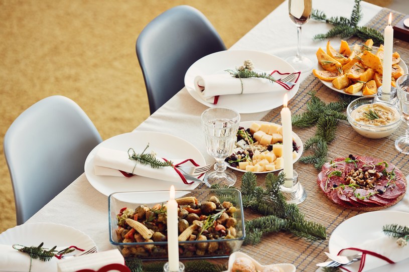 Warto wykorzystać do ozdoby bożonarodzeniowe stołu naturalne komponenty /123RF/PICSEL