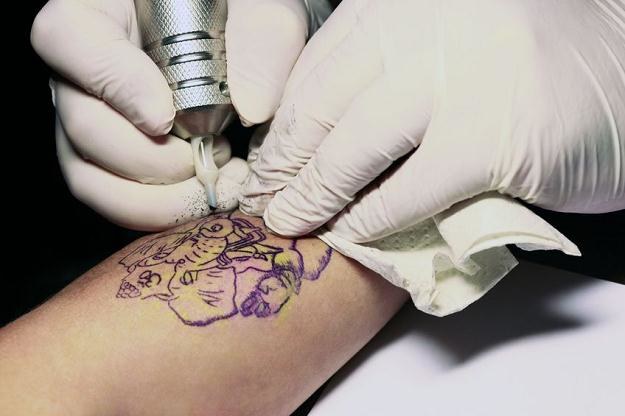 Warto wystrzegać się tatuaży szpecących, krzykliwych, natarczywych czy wulgarnych /123RF/PICSEL