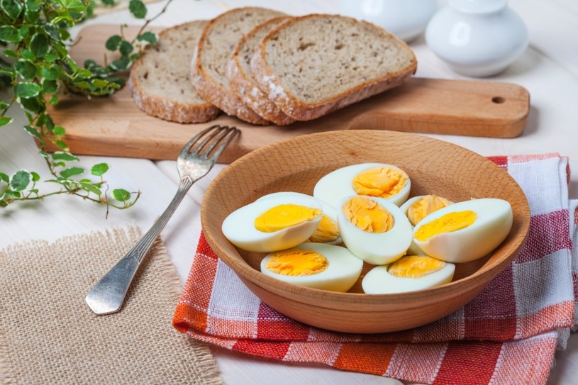 Warto zadbać o to, żeby w diecie znalazły się jajka /123RF/PICSEL