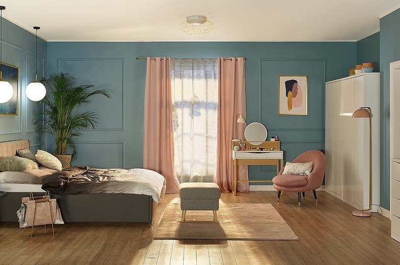 Warto zdecydować się na niebieski kolor ścian w sypialni. To jeden z najlepszych kolorów do tego miejsca. /materiał partnera
