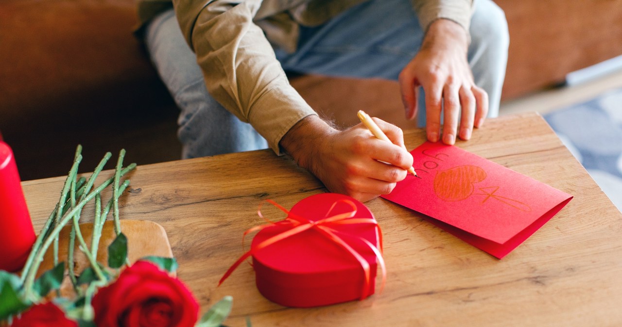 Warto znać dawne przesądy walentynkowe, nawet jeśli traktujemy je z przymrużeniem oka. Czego nie powinniśmy robić 14 lutego? /Pixel