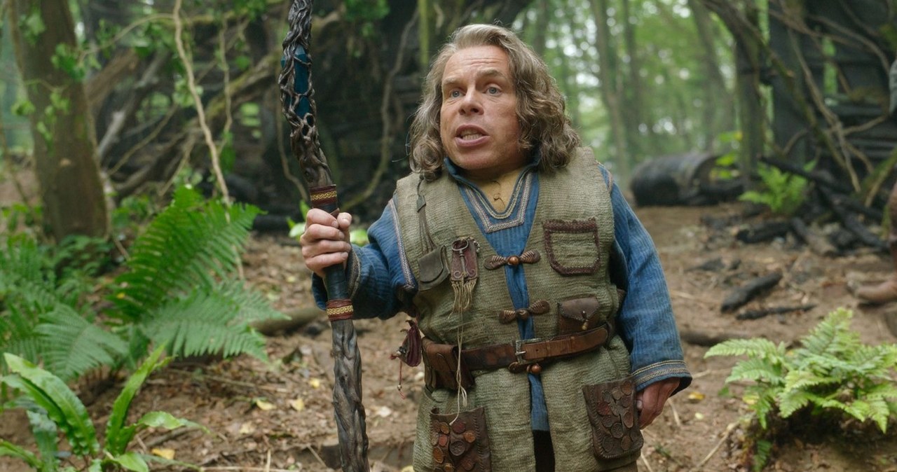 Warwick Davis nie powtórzy swojej roli w drugim sezonie serialu "Willow" /materiały prasowe