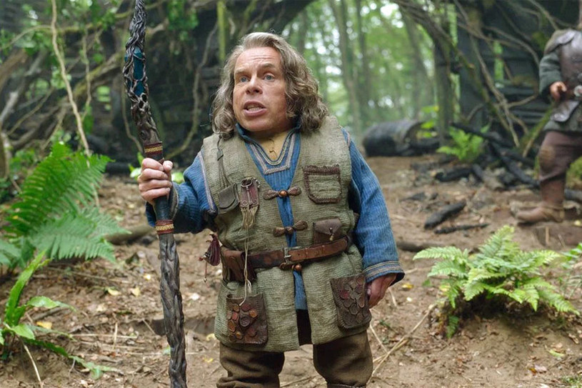 Warwick Davis w serialu "Willow" /materiały prasowe