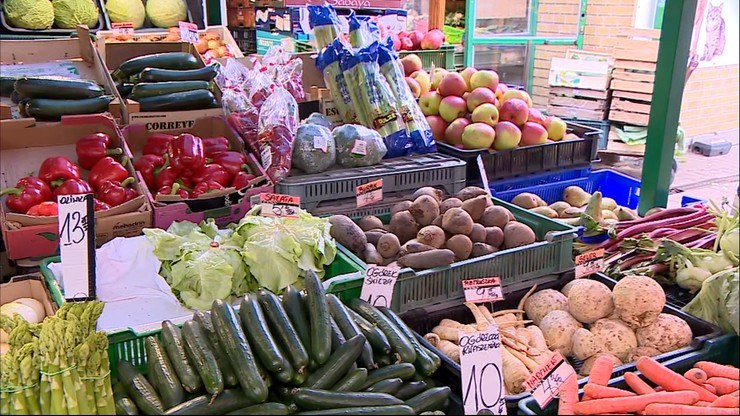 Warzywa i owoce na bazarze w Warszawie /Polsat News