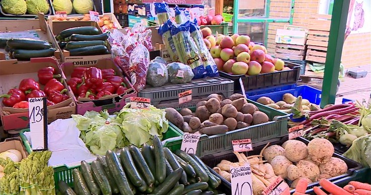 Warzywa i owoce na bazarze w Warszawie /Polsat News