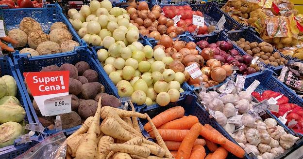 Warzywa i owoce w promocji kupujemy głównie w dyskontach /MondayNews