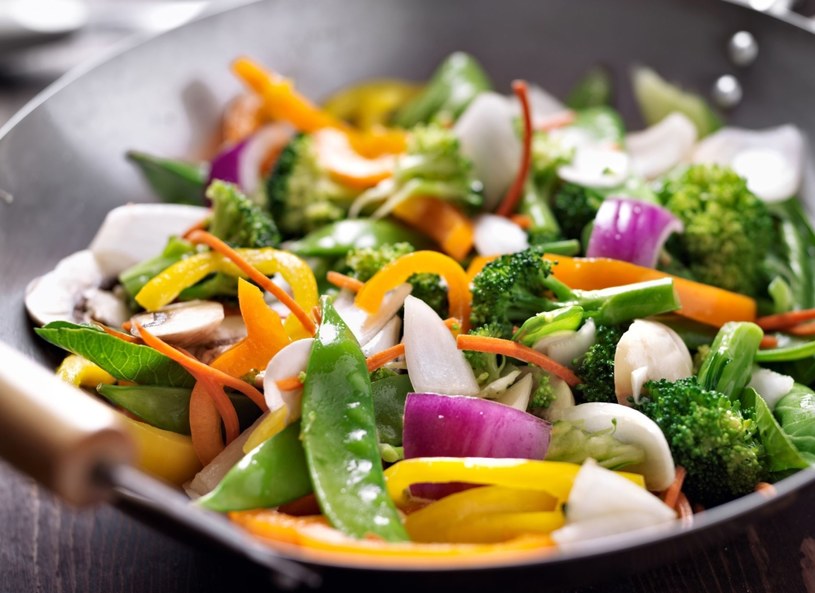 Warzywa lepiej smażyć niż gotować /123RF/PICSEL
