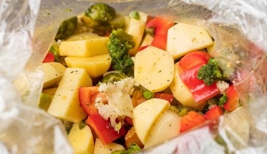 Warzywa pieczone w rękawie. Lekki i prosty do zrobienia dodatek do obiadu