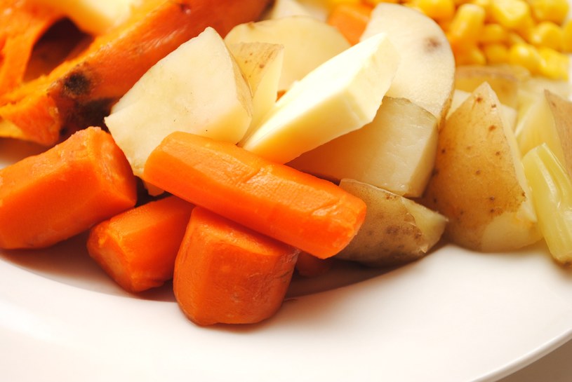 Warzywa surowe mają niski indeks glikemiczny, a gotowane - wysoki /123RF/PICSEL
