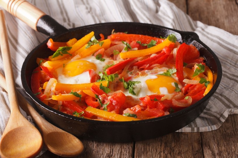 Warzywa z jajkami to bardzo dobra propozycja na smaczne i pożywne śniadanie /123RF/PICSEL