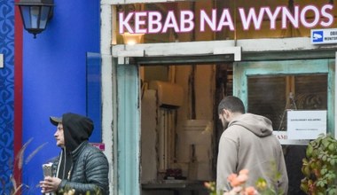 Wąsaty Bartosz Żukowski wyruszył na kebaba. Walduś Kiepski wygląda kiepsko...