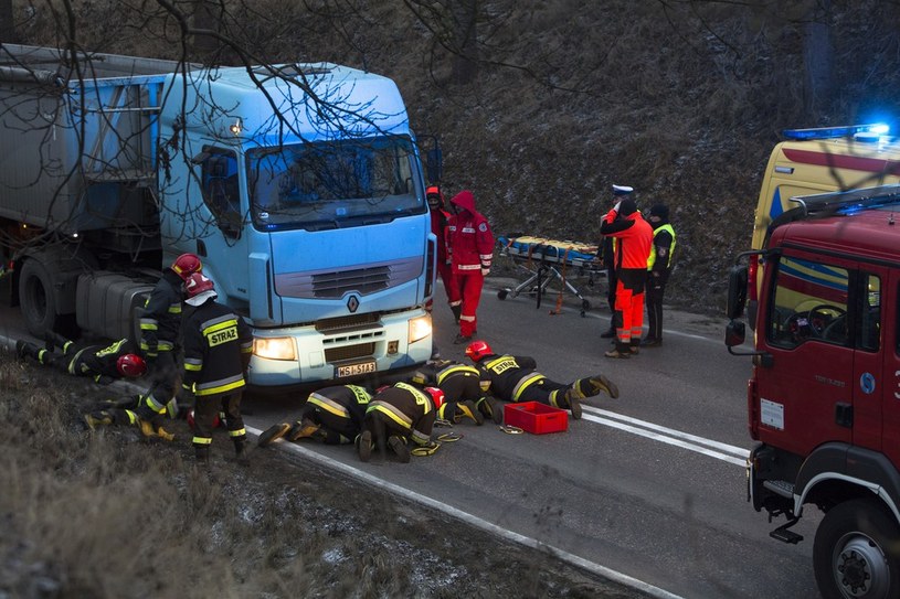 Wąska droga, duży samochód i pieszy - przepis na śmiertelny wypadek /Marek Maliszewski  /Reporter